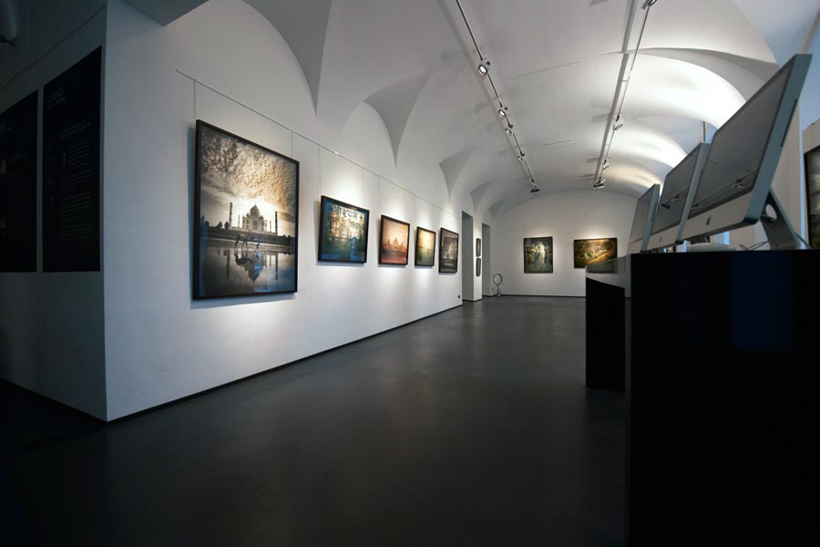 Andreas_H._Bitesnich_India_exhibition_Vienna_2011-10879