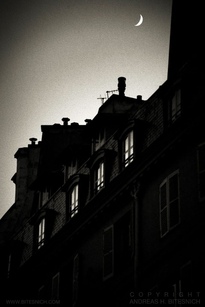 Moon-over-rue-de-l'Ancienne-comédie,-Paris-2012-photo-Andreas-H-Bitesnich
